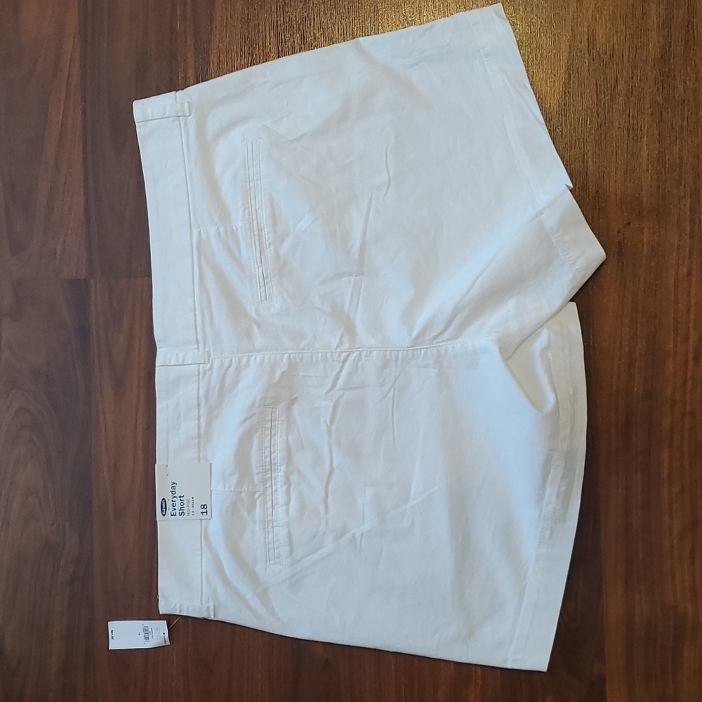 Old Navy mid-rise shorts - Picture 2 of 10